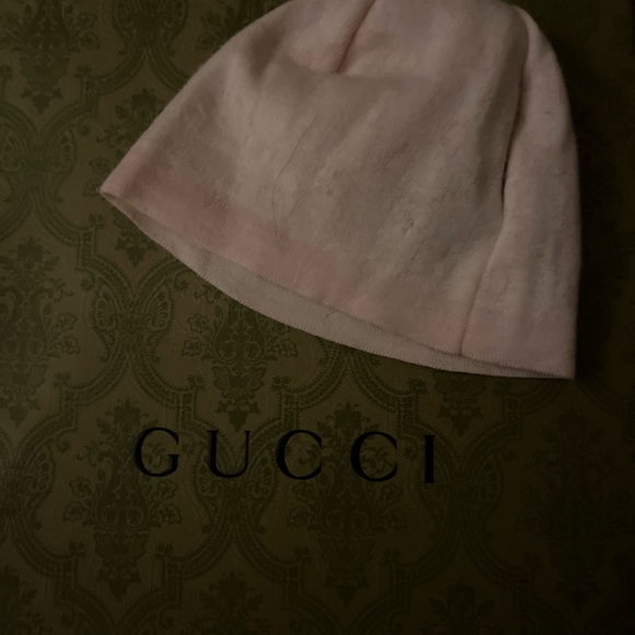 Authentic Gucci hat beautiful subtle colors of pink and white. - Picture 3 of 4